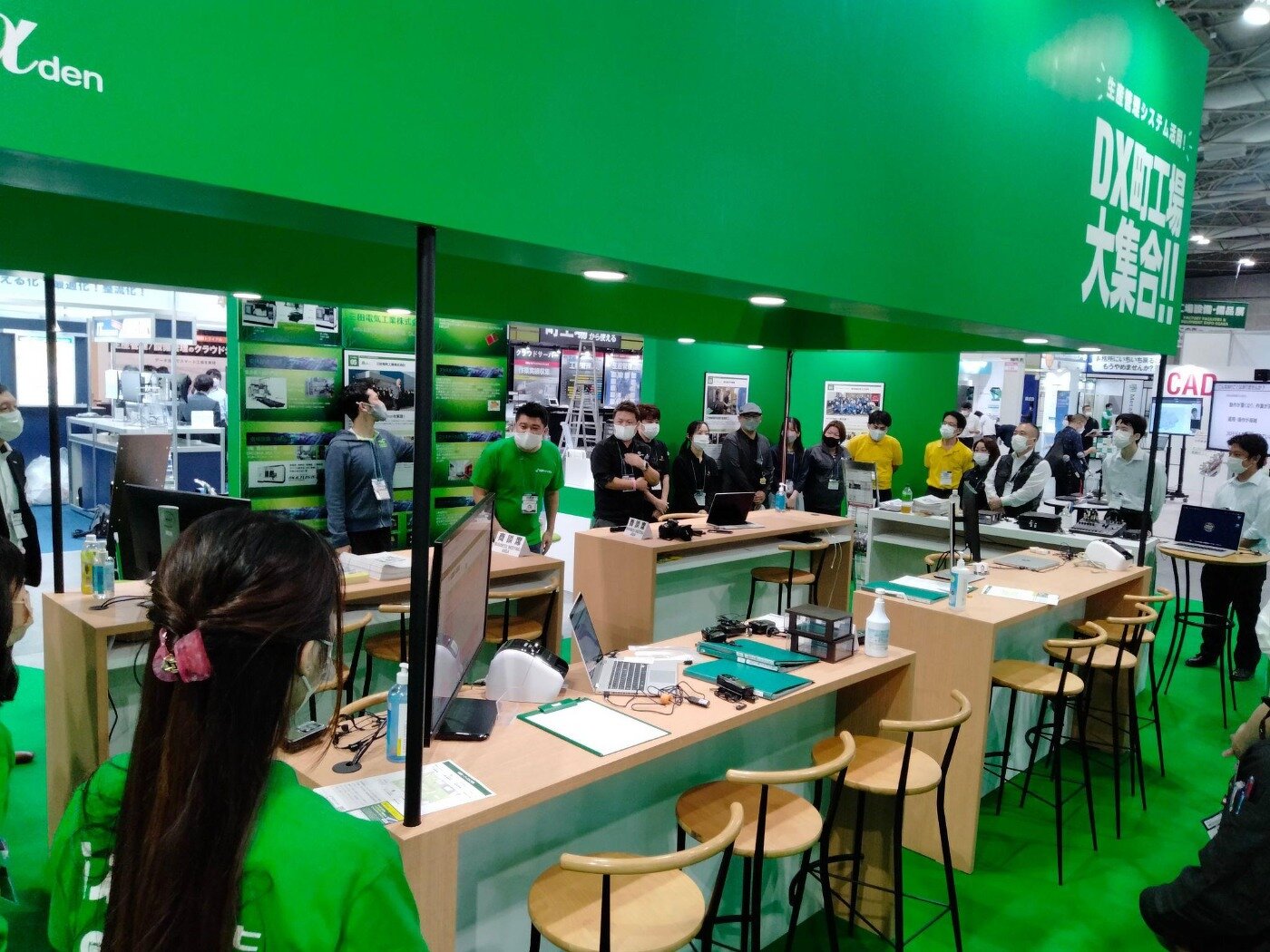 展示会最終日の集合写真