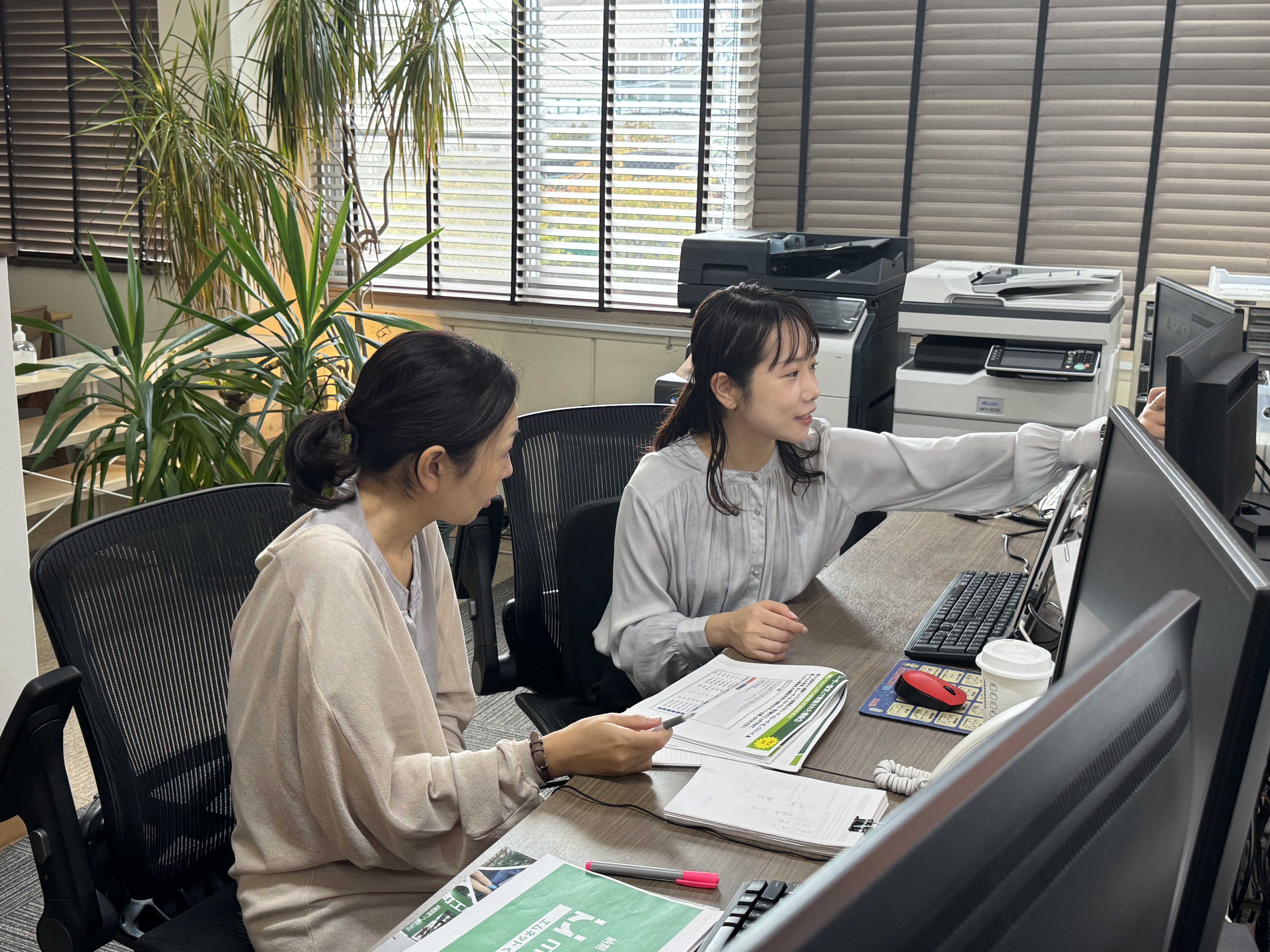 日本ツクリダスのスタッフが笑顔で業務に取り組む様子